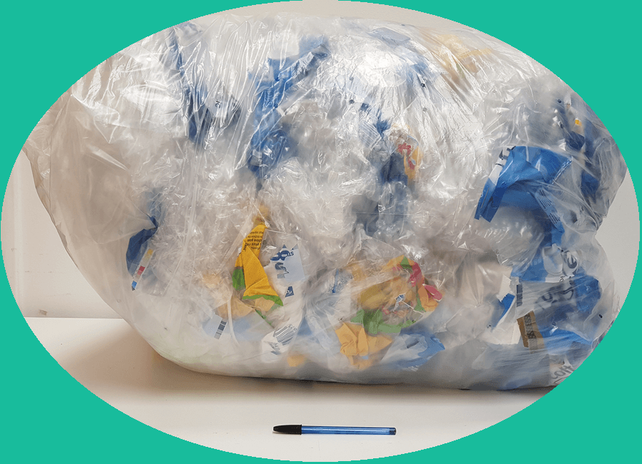 Kunststoffen zijn teruggewonnen uit de oorspronkelijke verpakking en wachten op recycling